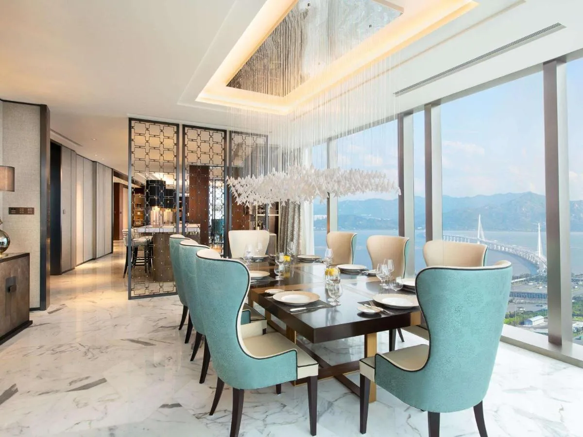Image 4 of Raffles Shenzhen, Enjoy the daily happy hour in Long Bar, complimentary mini bar and welcome amenities
