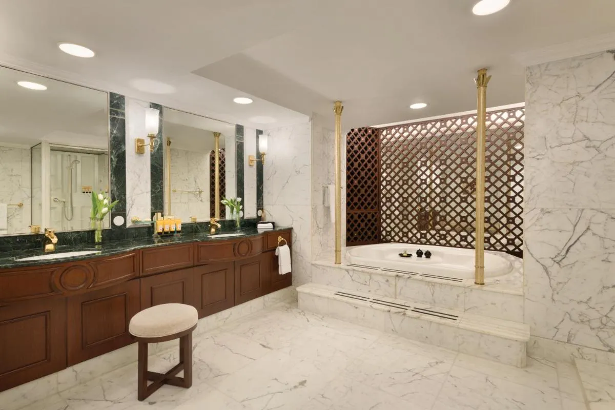 Image 1 of Shangri-La Shenzhen – Nearby Luohu Border, Outdoor Swimming Pool