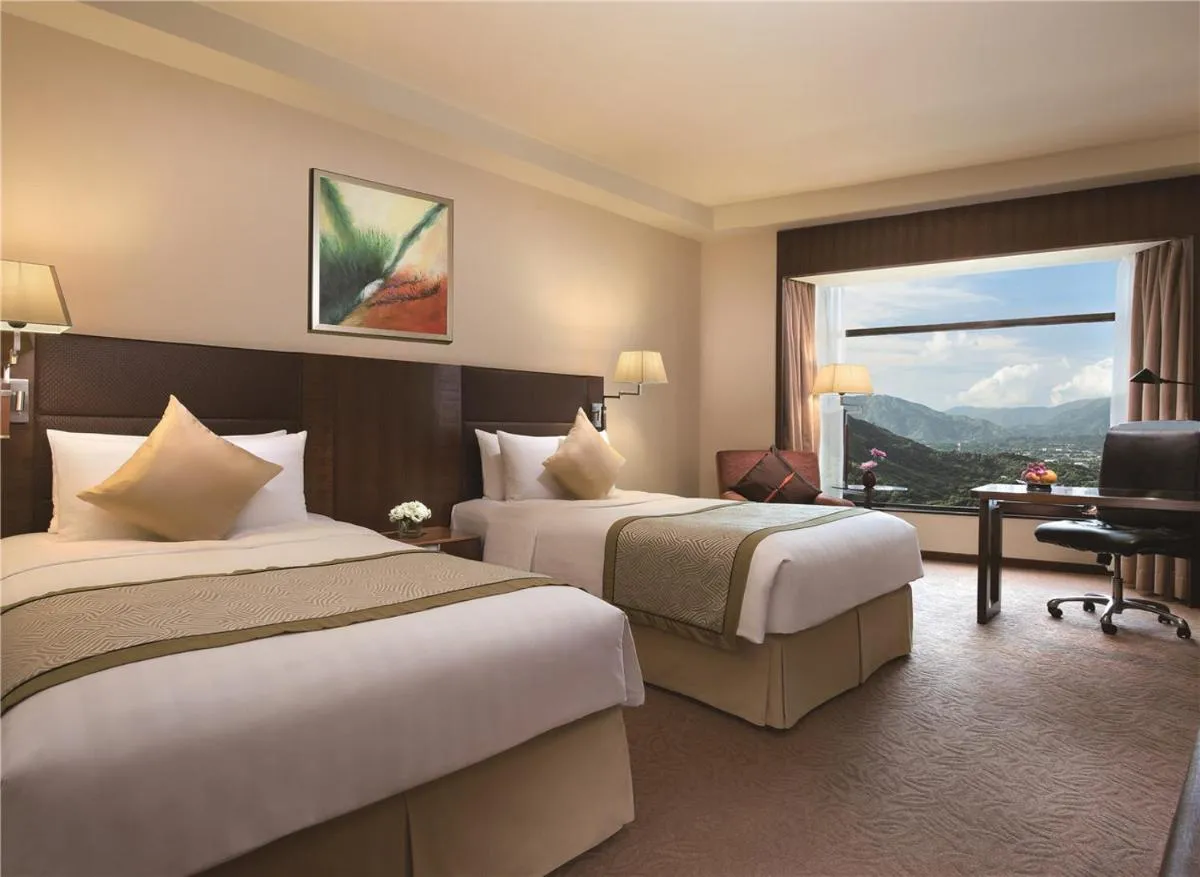 Image 2 of Shangri-La Shenzhen – Nearby Luohu Border, Outdoor Swimming Pool