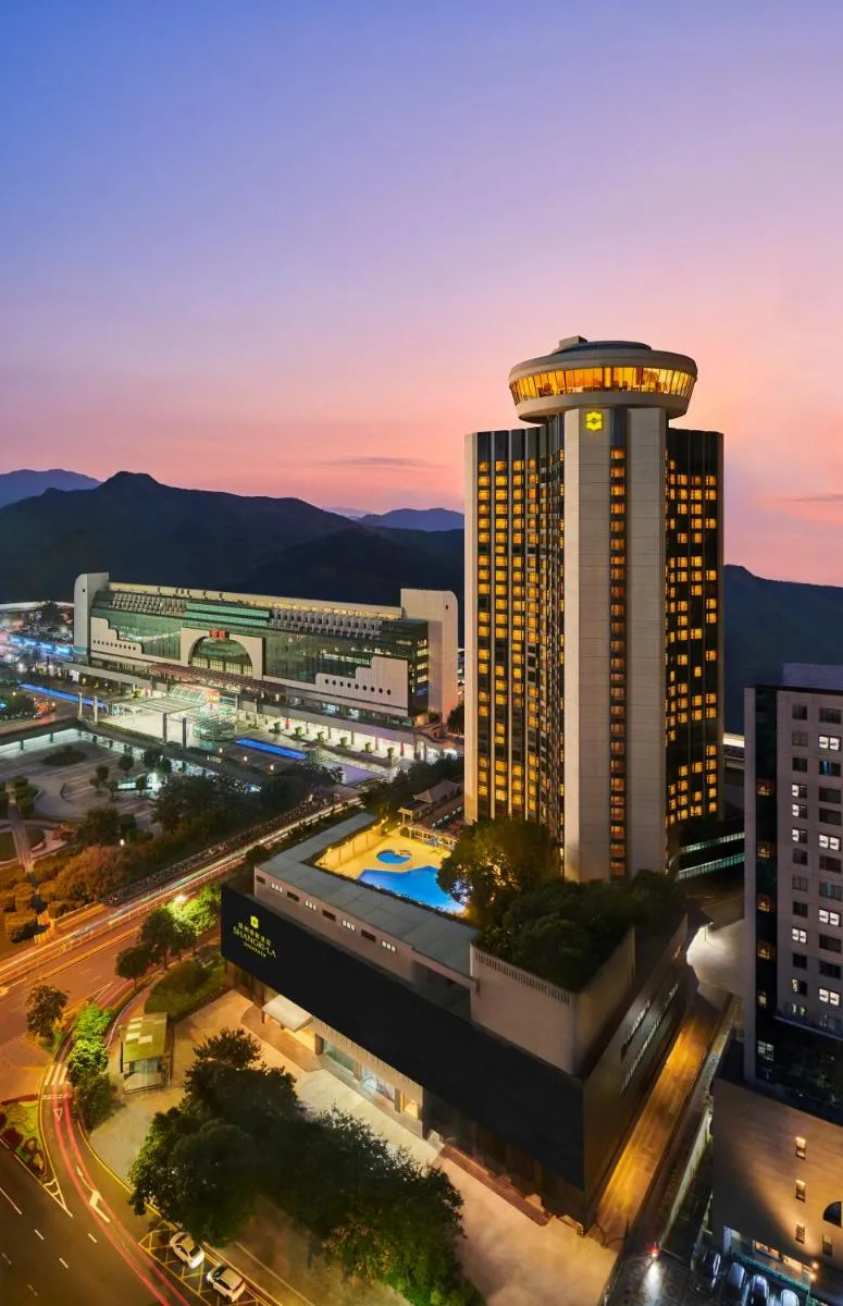 Image 3 of Shangri-La Shenzhen – Nearby Luohu Border, Outdoor Swimming Pool