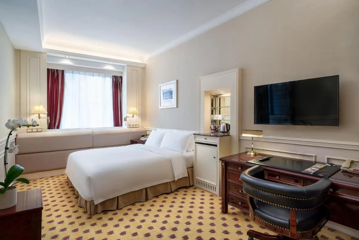 Image 1 of Crowne Plaza Hotel & Suites Landmark Shenzhen, an IHG Hotel – Nearby Luohu Border, Indoor heated swimming pool, Complimentary Welcome Drink
