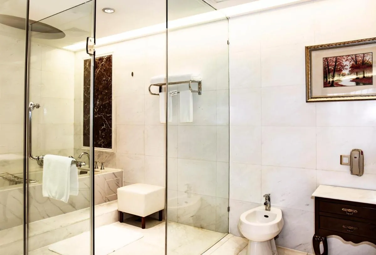 Image 2 of Crowne Plaza Hotel & Suites Landmark Shenzhen, an IHG Hotel – Nearby Luohu Border, Indoor heated swimming pool, Complimentary Welcome Drink