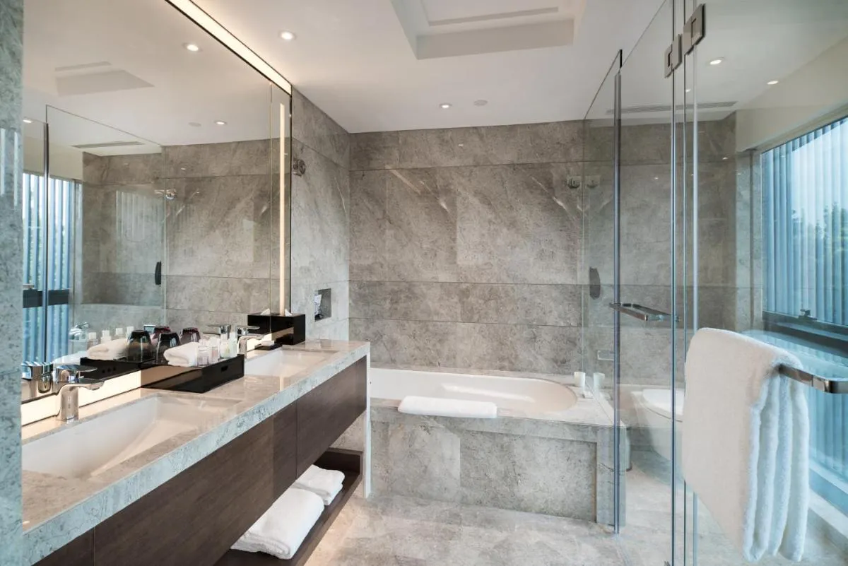 Image 2 of Fraser Suites Shenzhen, Near Huaqiang North Business Zone, Infinity pool, Offer 1 free breakfast
