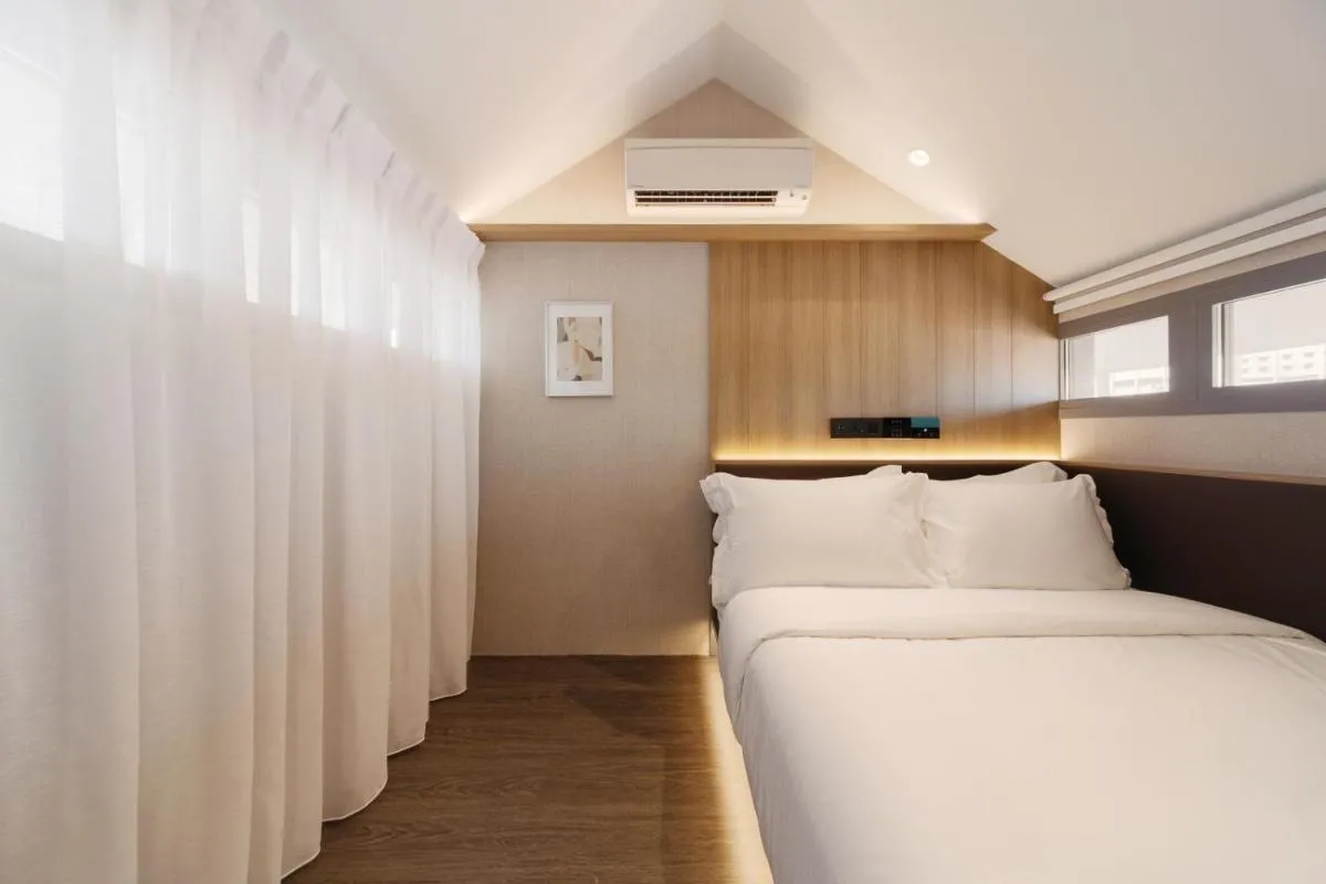 Image 6 of Claude Hotel