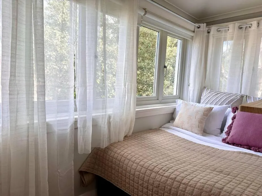 Image 5 of 2B Beach Escape @ 89 Roscoe