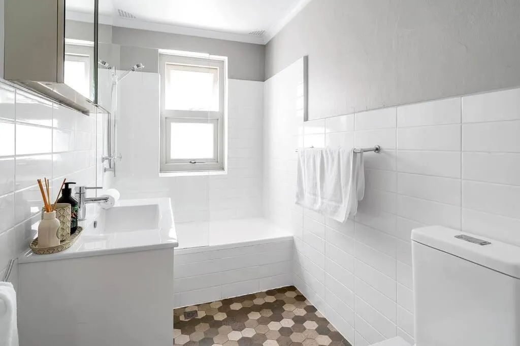 Image 2 of 2B Beach Escape @ 89 Roscoe