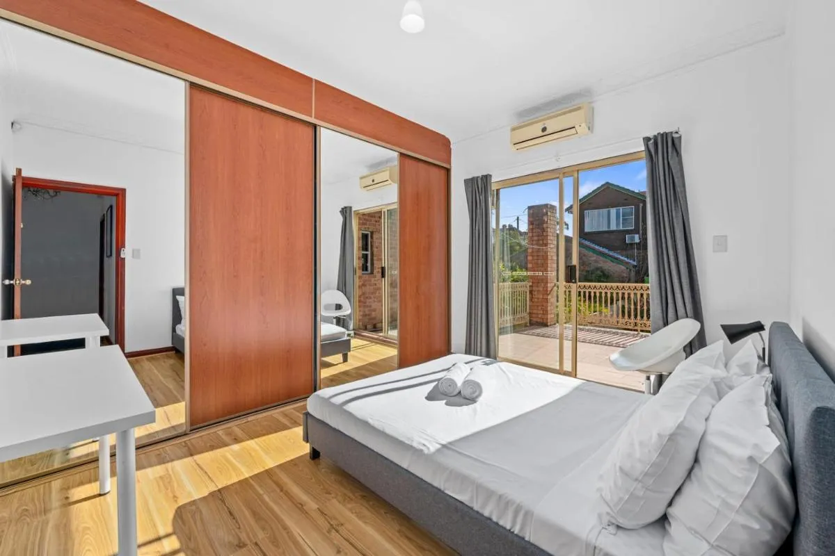 Image 5 of 4 Br home near the Harbour