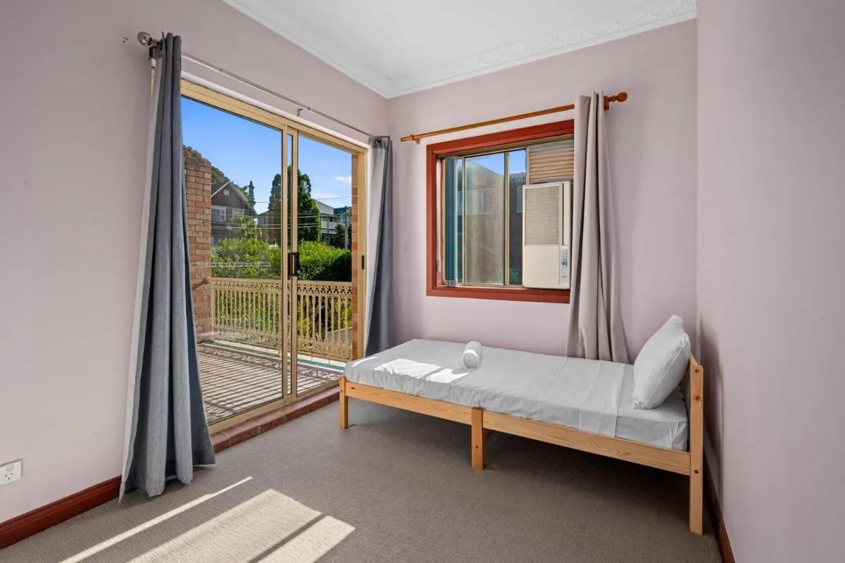 Image 1 of 4 Br home near the Harbour