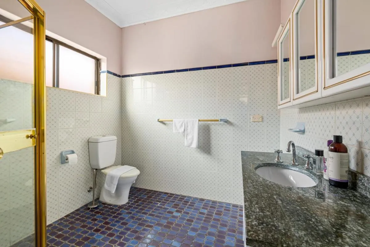 Image 6 of 4 Br home near the Harbour