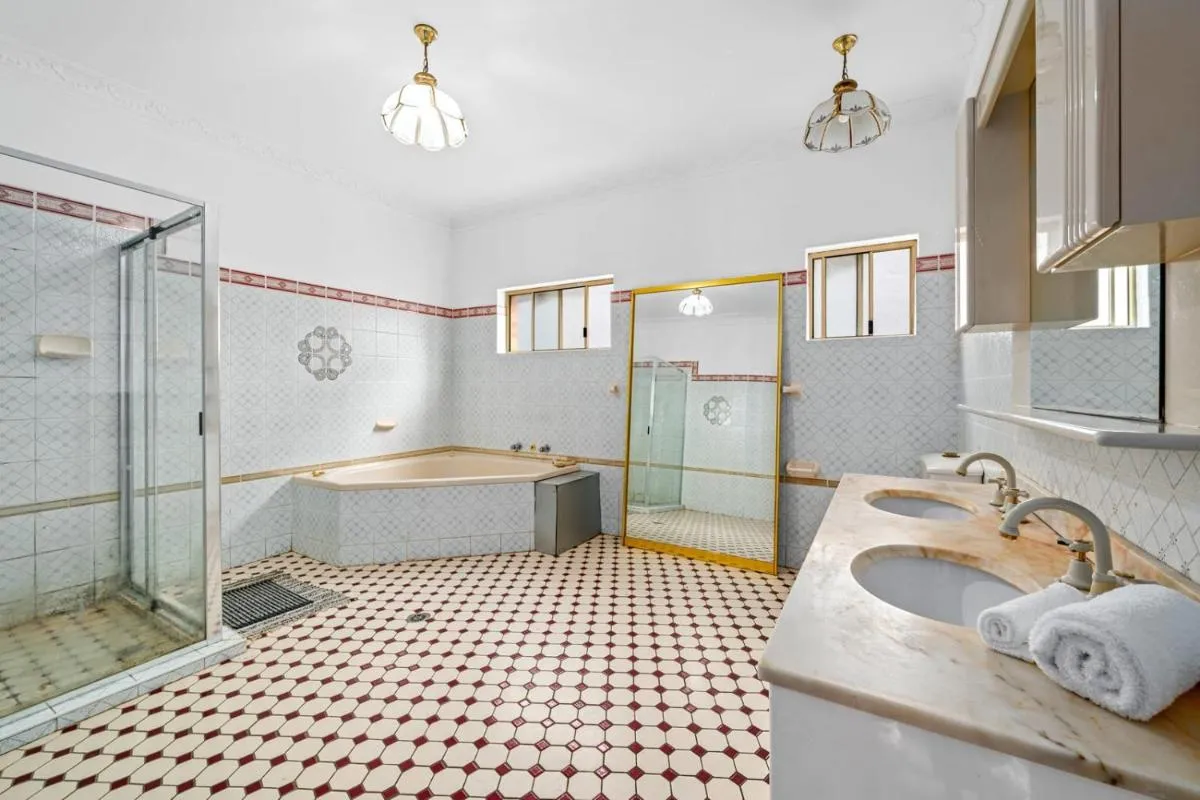 Image 2 of 4 Br home near the Harbour