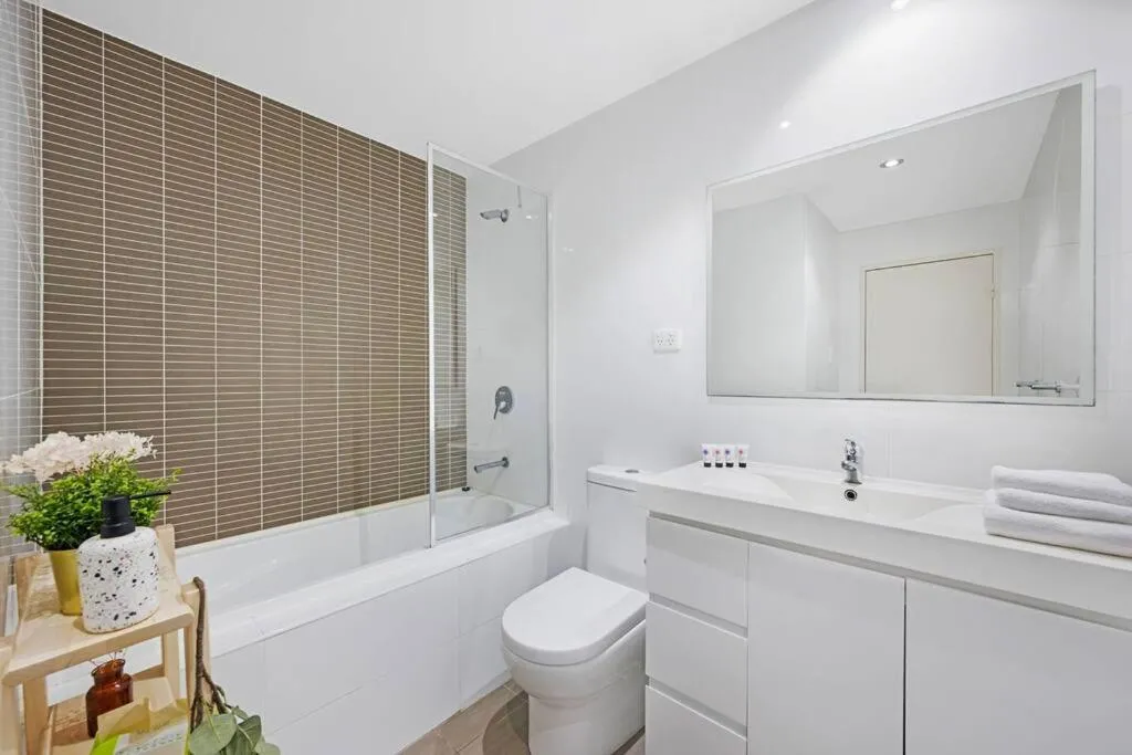 Image 2 of Airport and Waterview Retreat