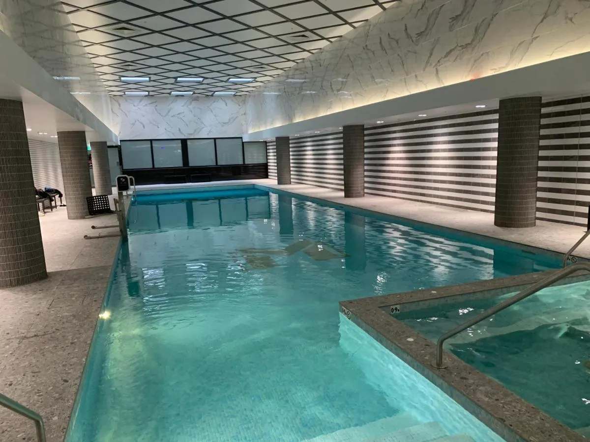 Image 2 of Amazing 1 Bedroom Apt with large living & option for extra sleeping space Plus Gym Spa Pool Sauna and BBQ in Garden