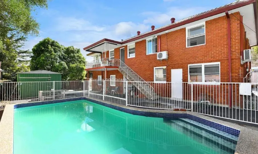 Image of Bexley 5Br near Train & Shpping with pool 12ppl