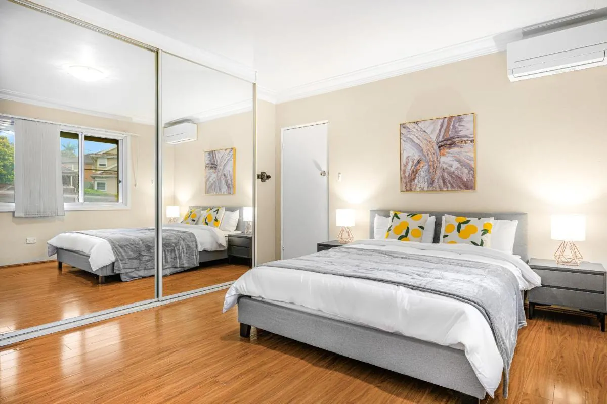 Image 6 of Bexley 5Br near Train & Shpping with pool 12ppl