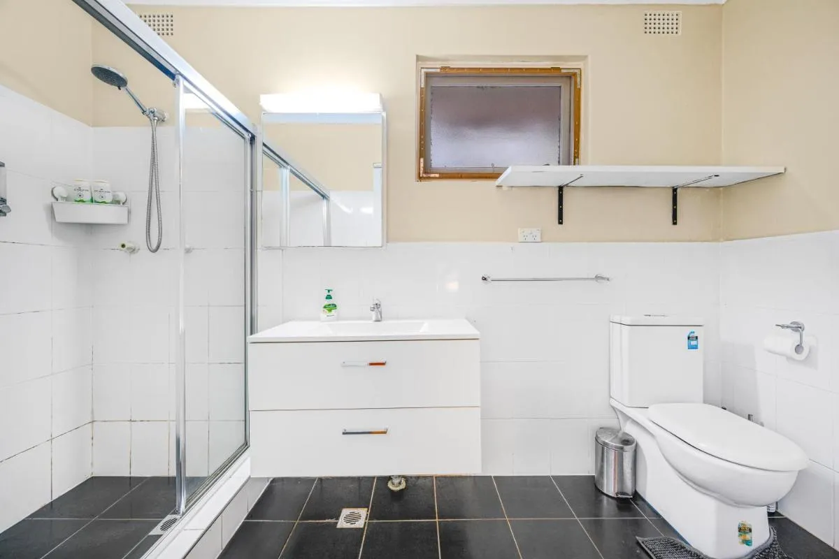 Image 2 of Bexley 5Br near Train & Shpping with pool 12ppl