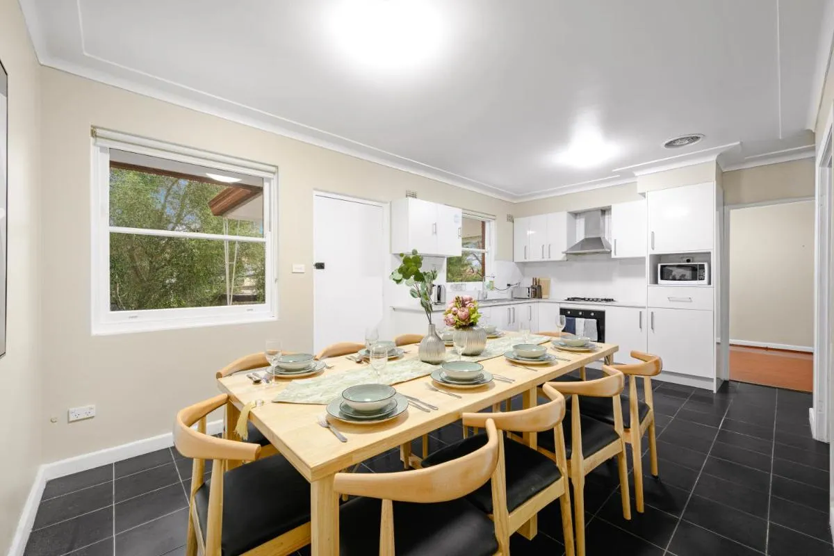 Image 3 of Bexley 5Br near Train & Shpping with pool 12ppl