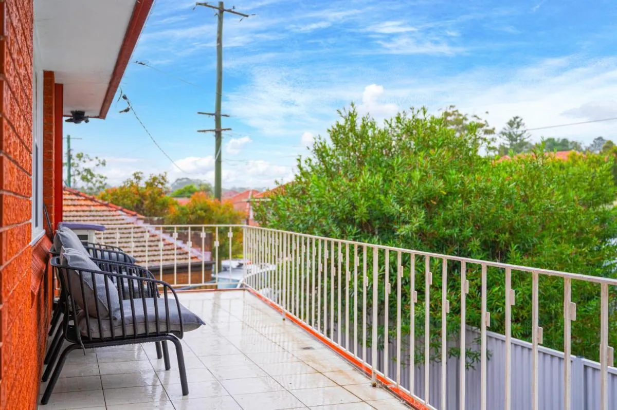 Image 5 of Bexley 5Br near Train & Shpping with pool 12ppl