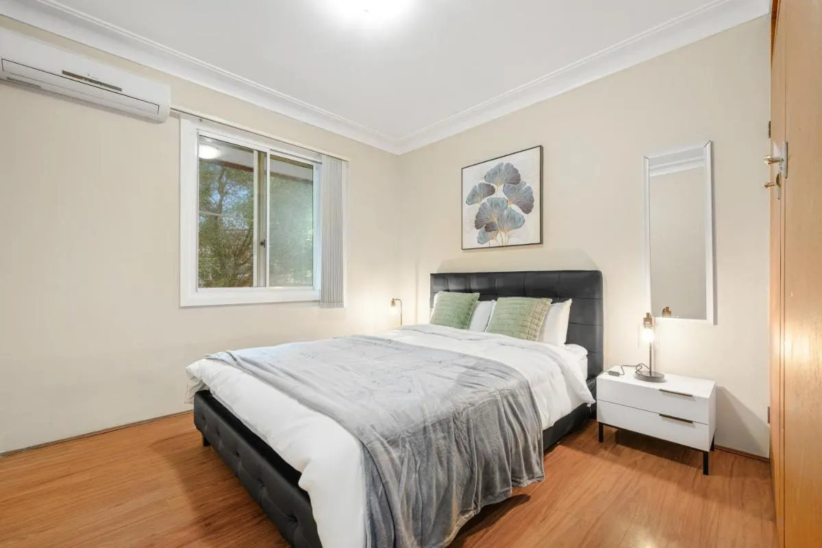 Image 1 of Bexley 5Br near Train & Shpping with pool 12ppl