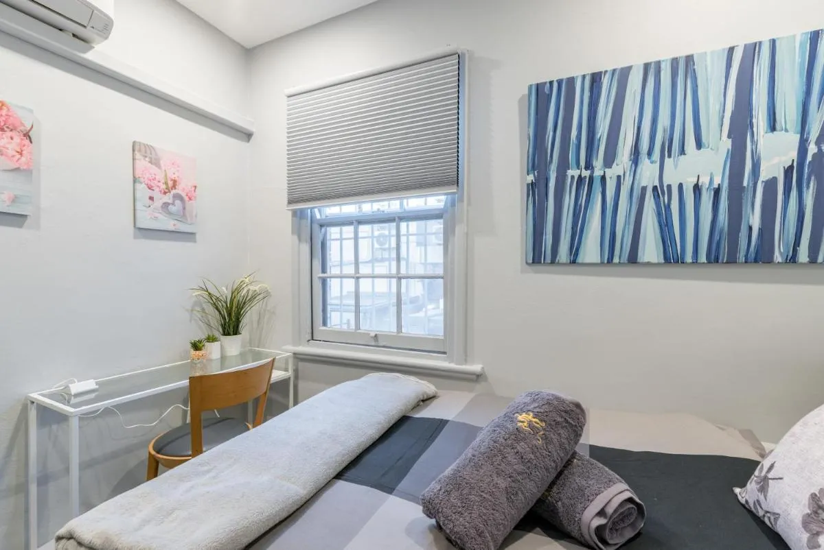Image 1 of Chic Double Room – AC – Next to Central Station – Nearby CBD USYD UTS Top Viewed Bistros – Shared Bathroom