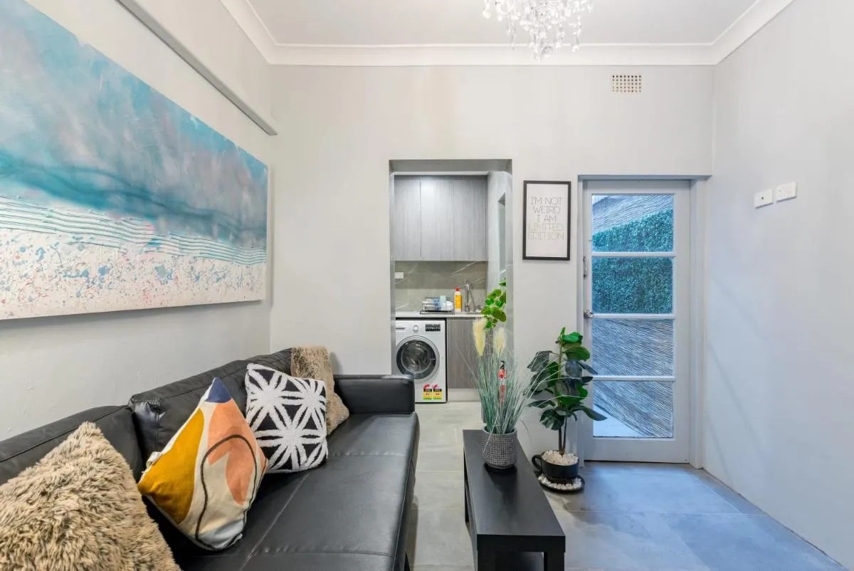 Image 3 of Chic Double Room – AC – Next to Central Station – Nearby CBD USYD UTS Top Viewed Bistros – Shared Bathroom