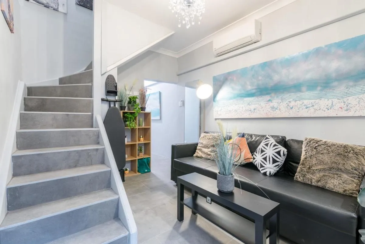 Image 4 of Chic Double Room – AC – Next to Central Station – Nearby CBD USYD UTS Top Viewed Bistros – Shared Bathroom