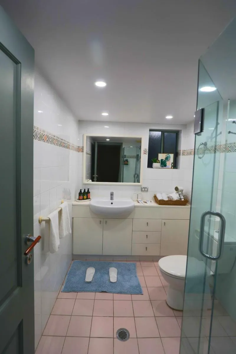 Image 3 of Chiswick Waterfront Retreat