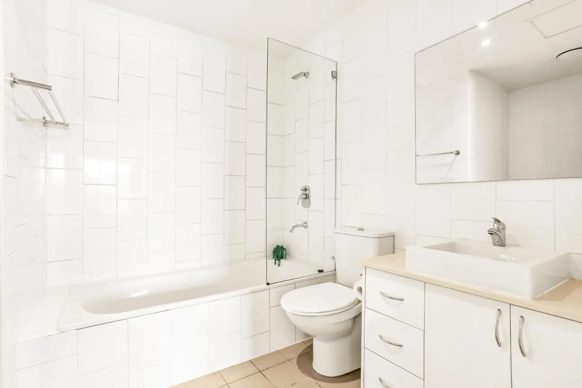 Image 2 of City 2 Bed 2 Bath Parking, Mins to Train and CBD