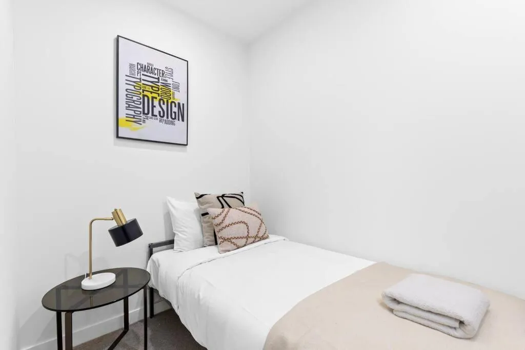 Image 6 of City Living: 1-Bed apt + Study close MQ Station