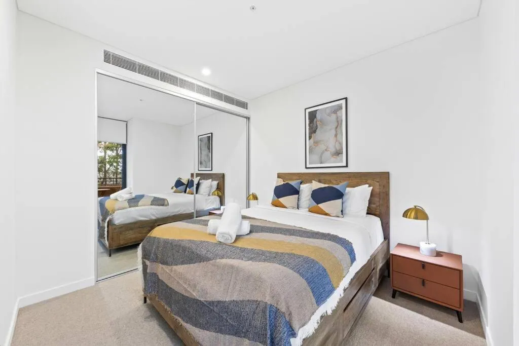Image 1 of City Living: 1-Bed apt + Study close MQ Station