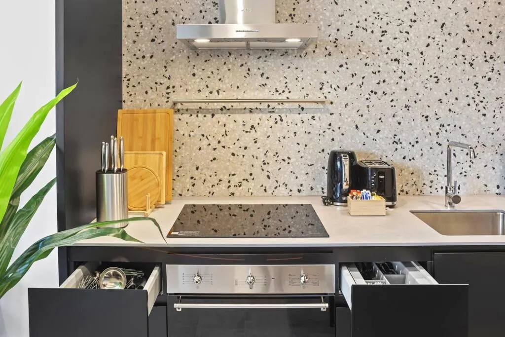 Image 2 of City Living: 1-Bed apt + Study close MQ Station