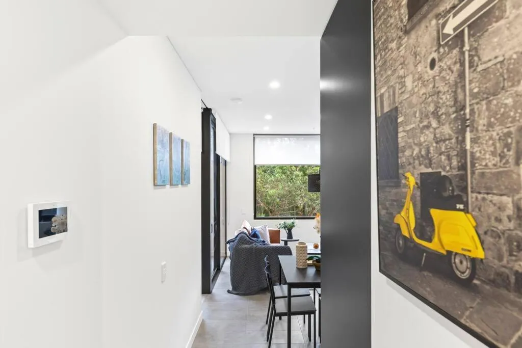 Image 4 of City Living: 1-Bed apt + Study close MQ Station