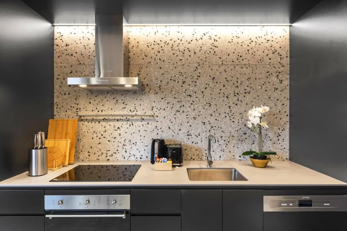 Image 3 of City Living: 1-Bed apt + Study close MQ Station