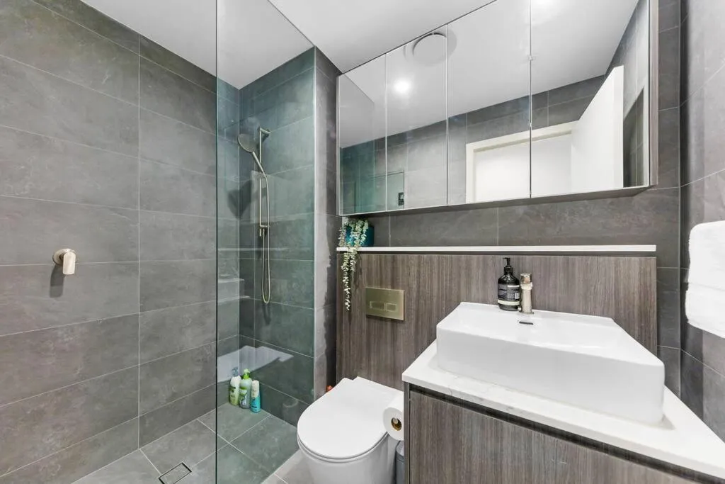 Image 2 of City views & New 3b2b1p Apt in Homebush