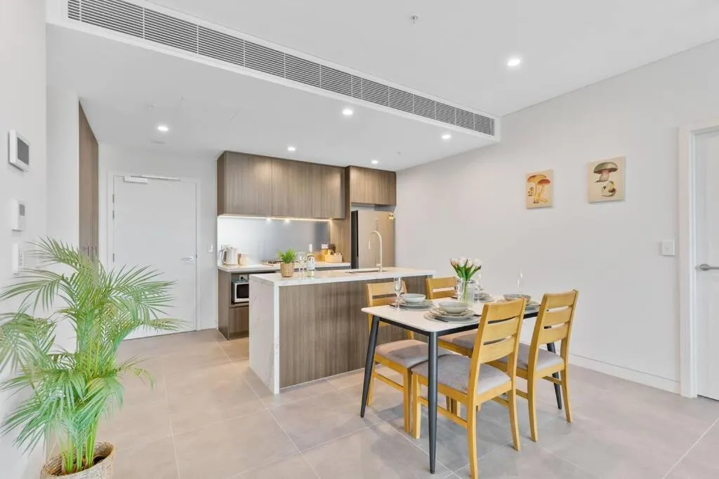 Image 3 of City views & New 3b2b1p Apt in Homebush