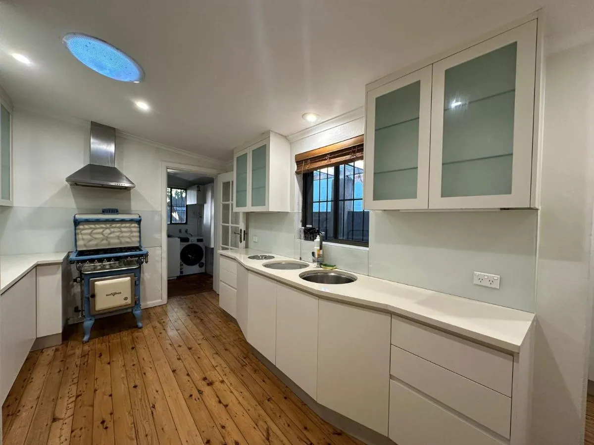 Image 3 of Comfortable 2 Bedroom House Glebe