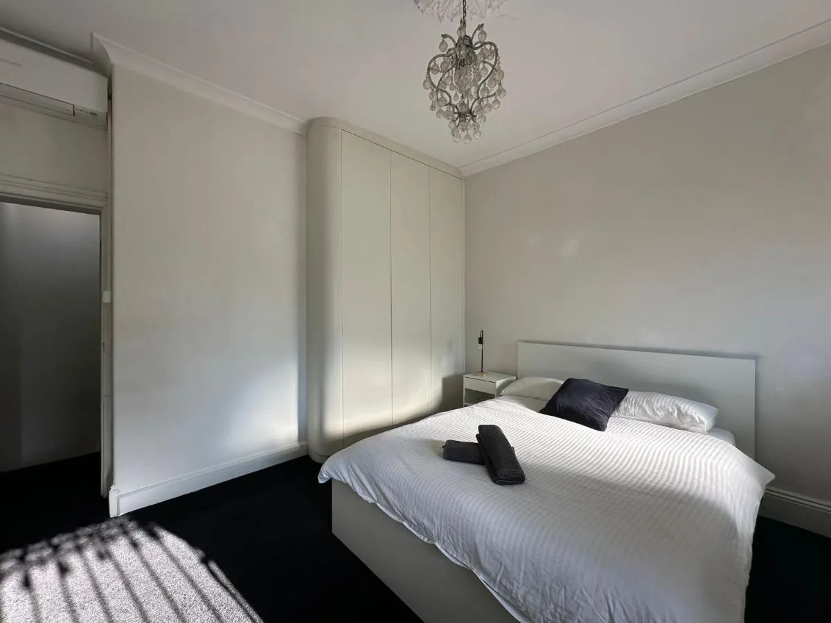 Image 4 of Comfortable 2 Bedroom House Glebe