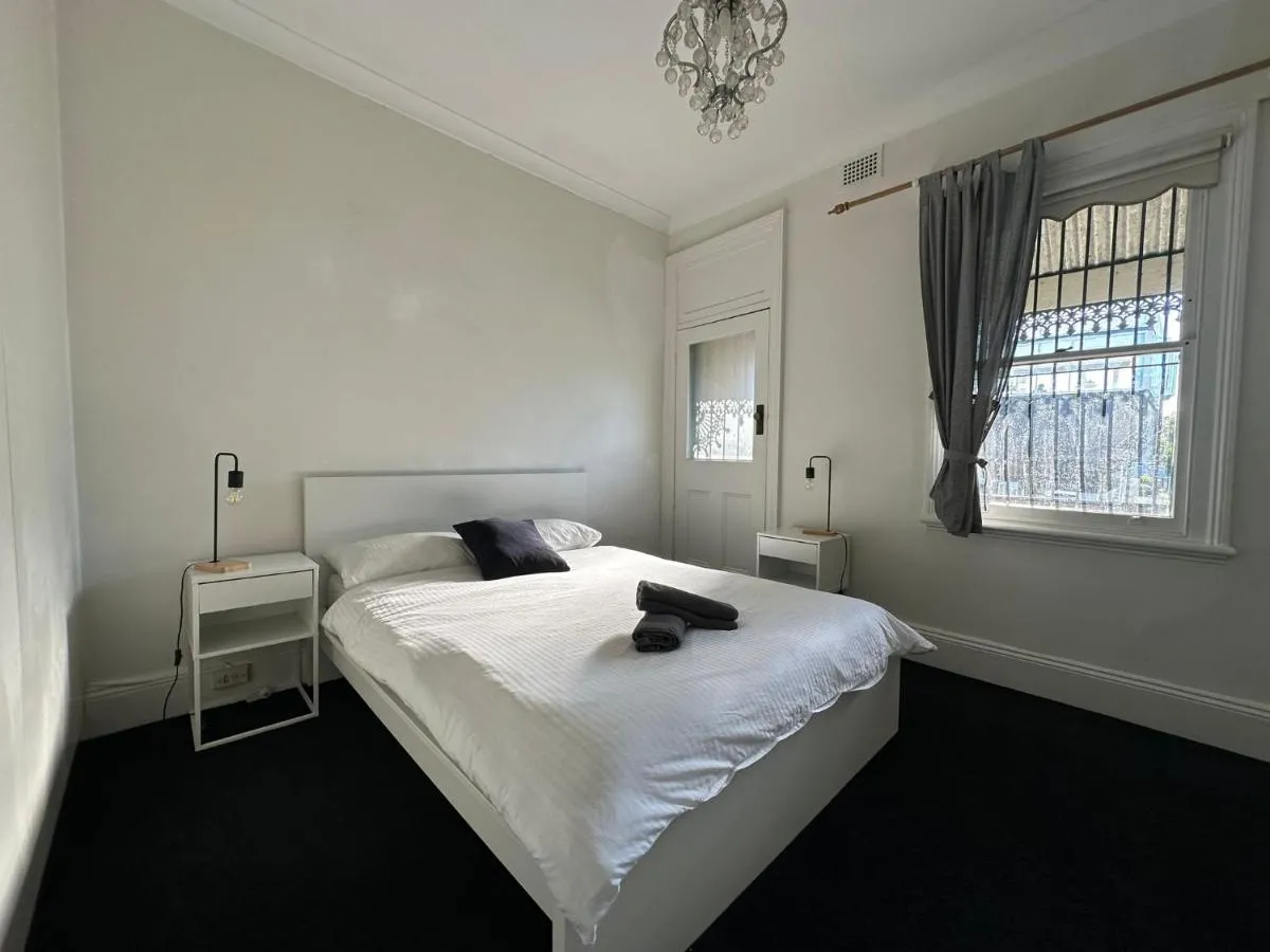 Image 1 of Comfortable 2 Bedroom House Glebe