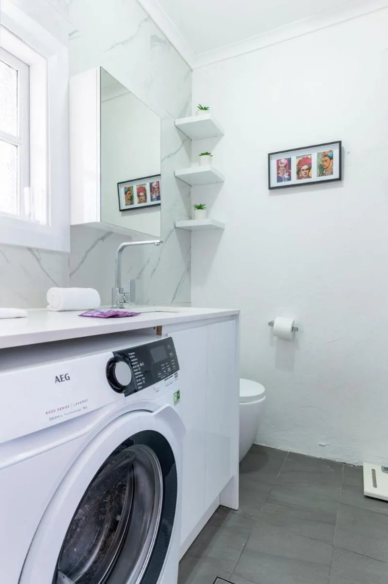 Image 4 of Comfy 3-Bed House Moments from Enmore St