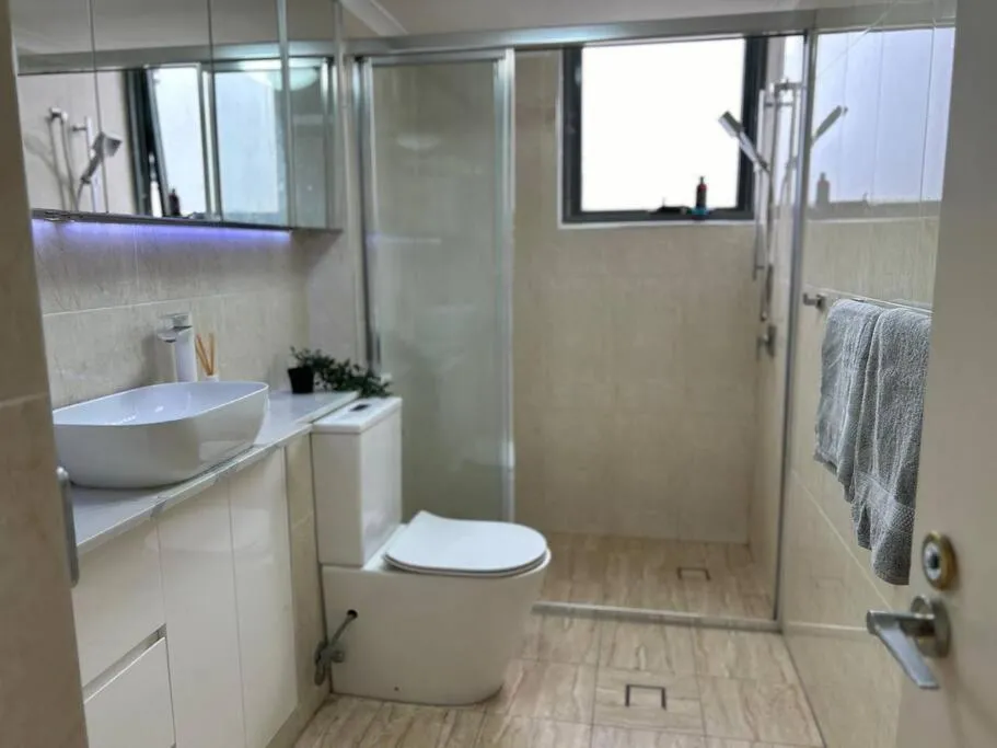 Image 2 of Cosy 2Bed Apt at CBD with free parking