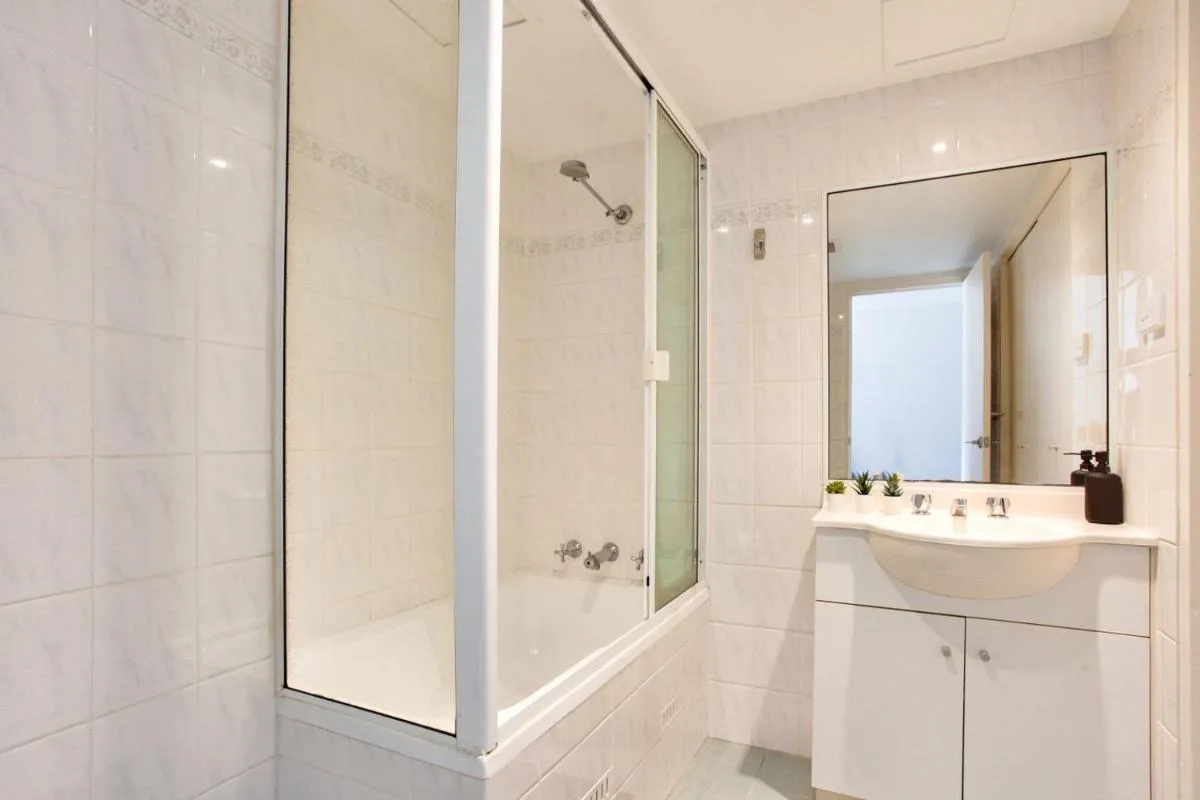 Image 2 of Cozy 2 Bedroom Apartment Surry Hills