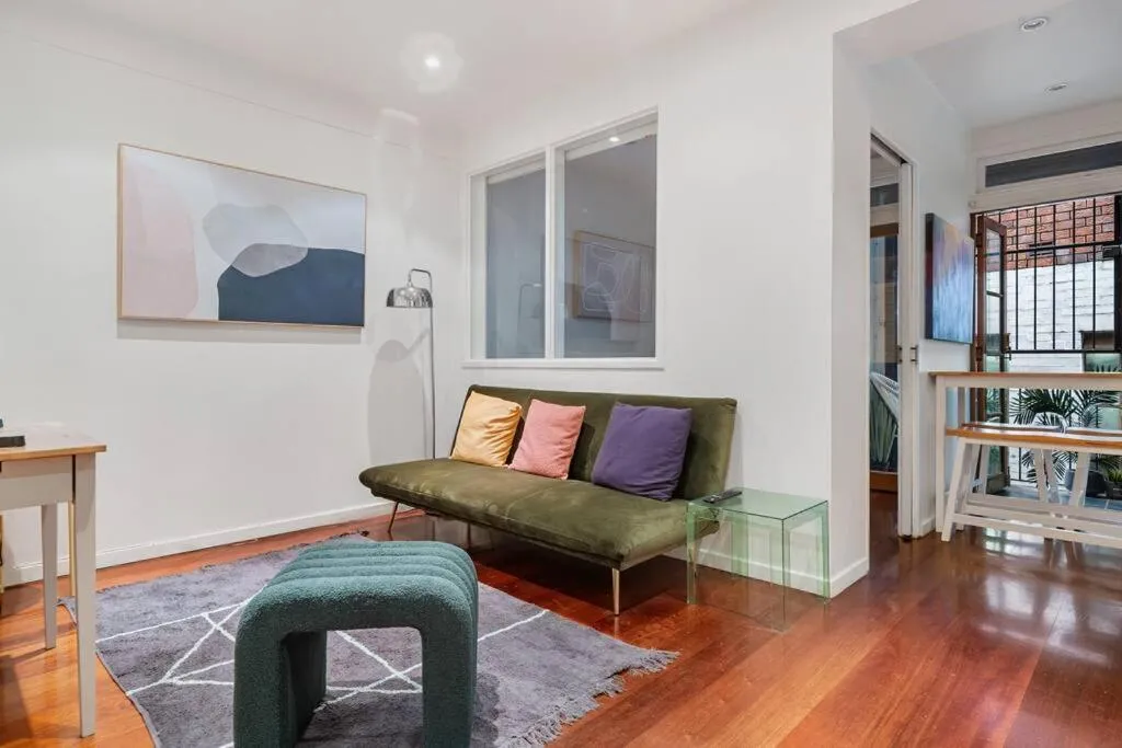 Image of Eclectic Rushcutters Gem – Foosteps to the Harbour