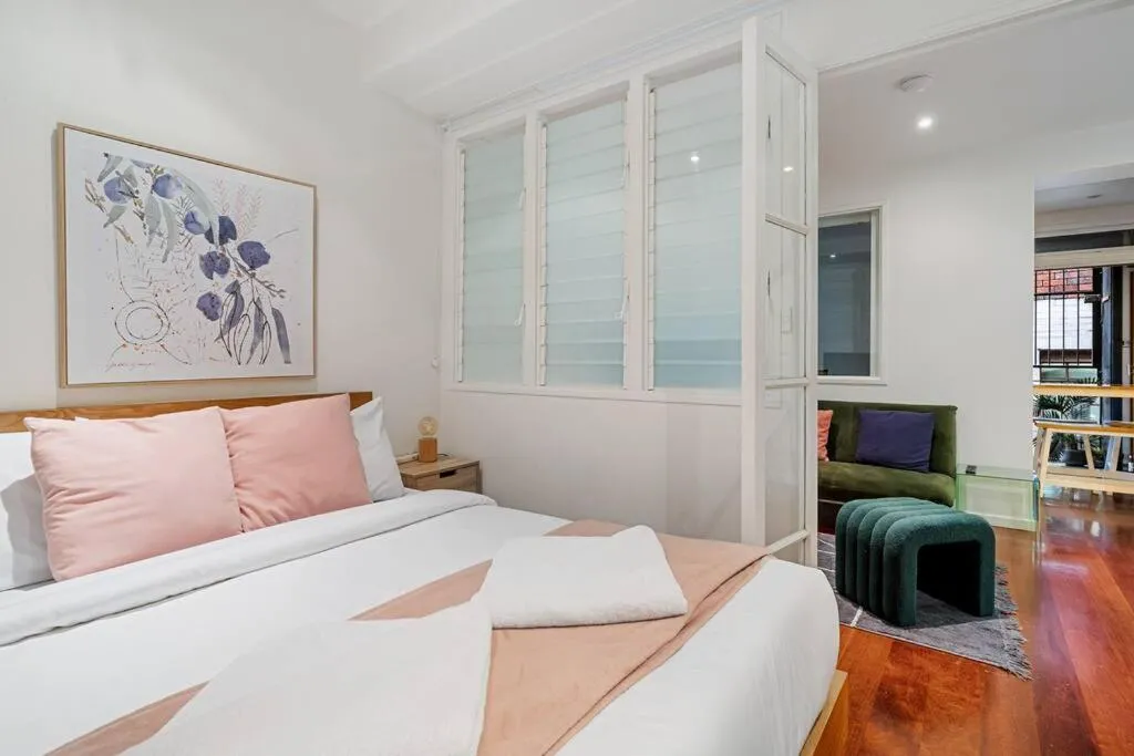 Image 5 of Eclectic Rushcutters Gem – Foosteps to the Harbour