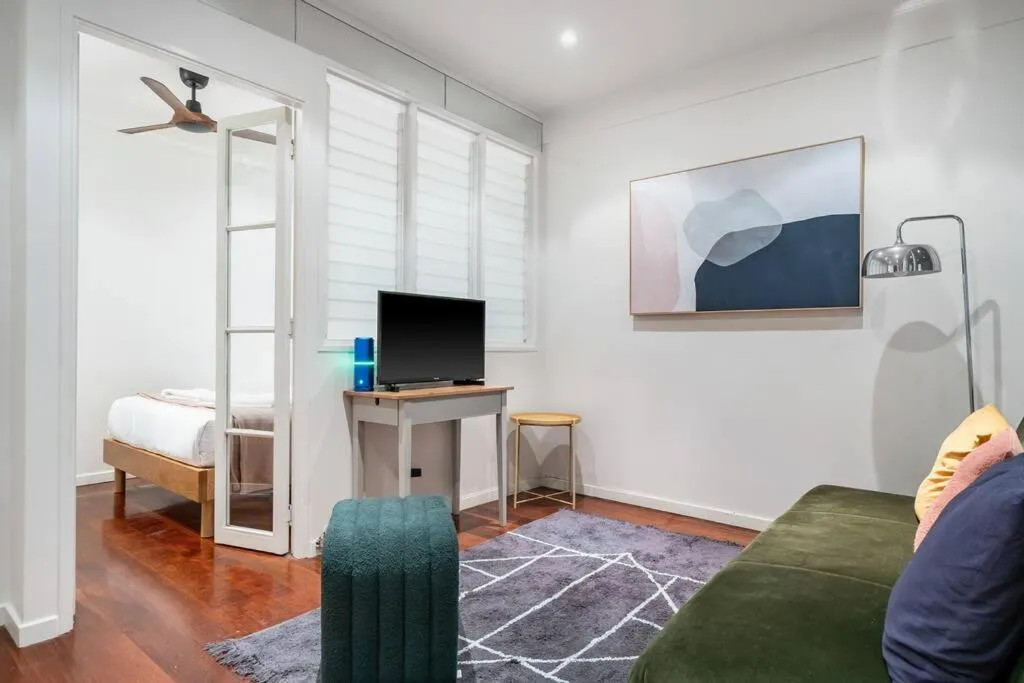 Image 4 of Eclectic Rushcutters Gem – Foosteps to the Harbour