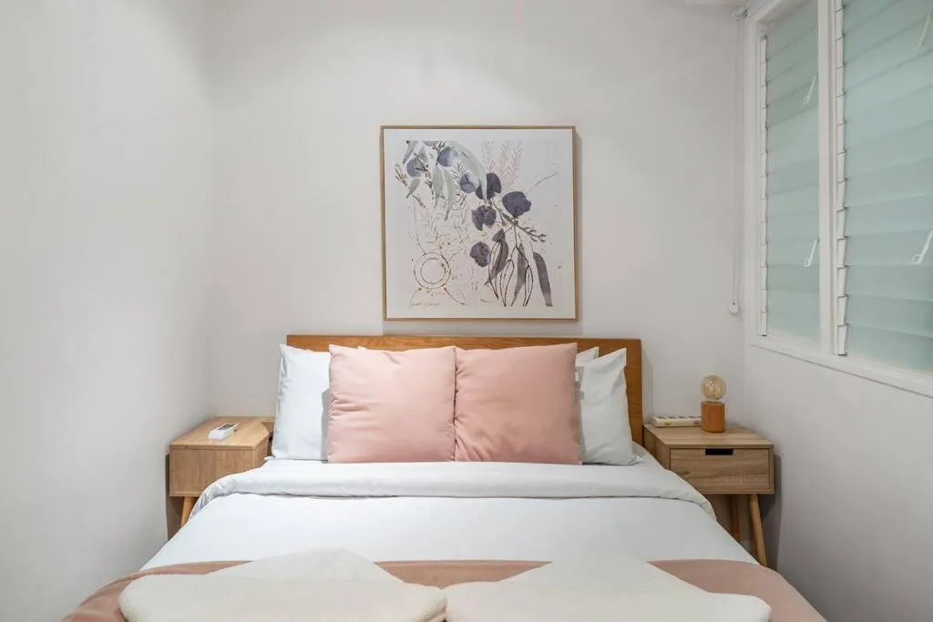 Image 1 of Eclectic Rushcutters Gem – Foosteps to the Harbour