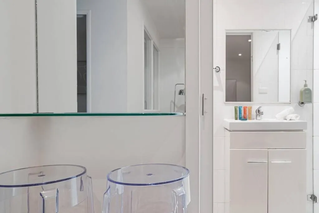 Image 2 of Eclectic Rushcutters Gem – Foosteps to the Harbour