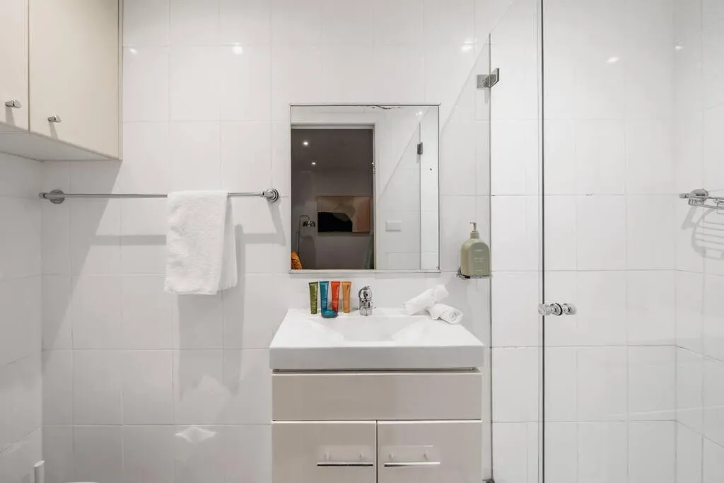 Image 6 of Eclectic Rushcutters Gem – Foosteps to the Harbour