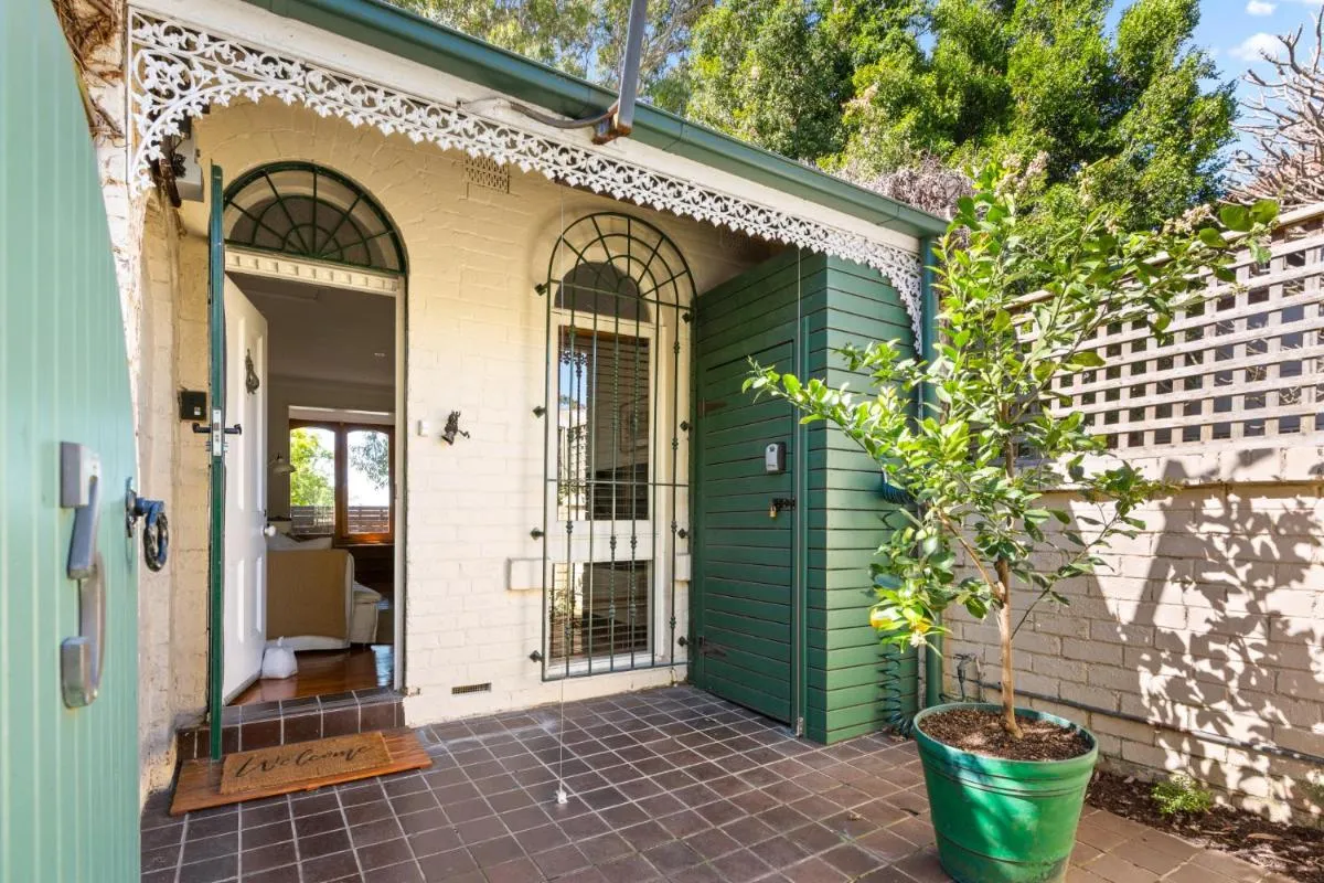 Image 5 of Elegant 1-Bed Oasis with Courtyard in North Sydney