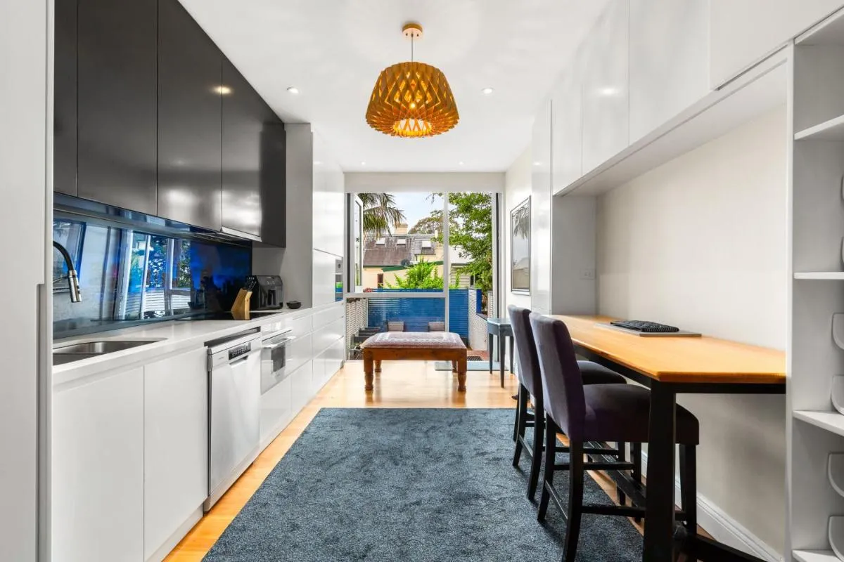 Image 3 of Elegant 1-Bed with Study by Balmain Wharf