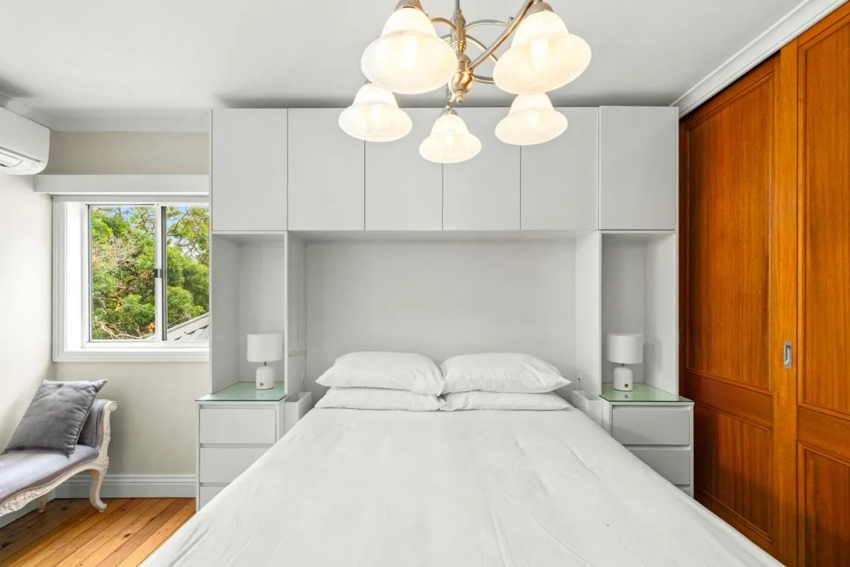 Image 1 of Elegant 1-Bed with Study by Balmain Wharf