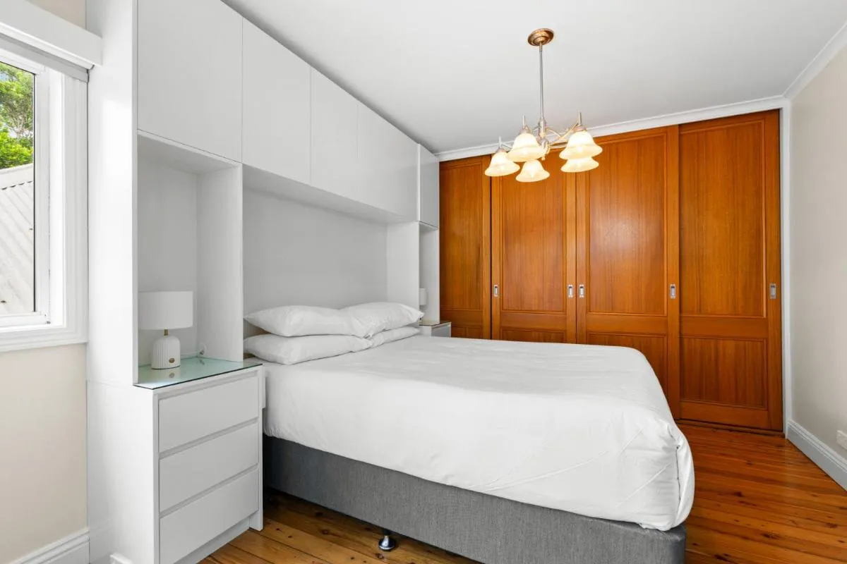 Image 6 of Elegant 1-Bed with Study by Balmain Wharf